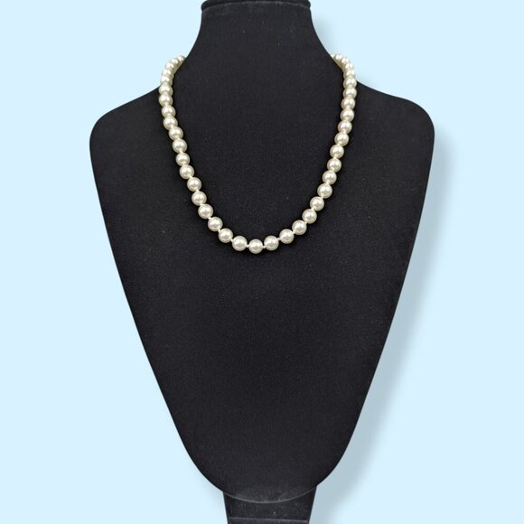 V. Glass Pearl Knotted Necklace - Picture 3 of 5